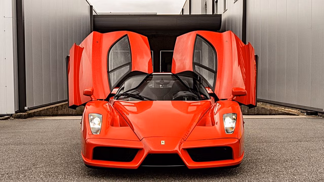 Редкий и мощный суперкар Ferrari Enzo продают за $4,7 млн