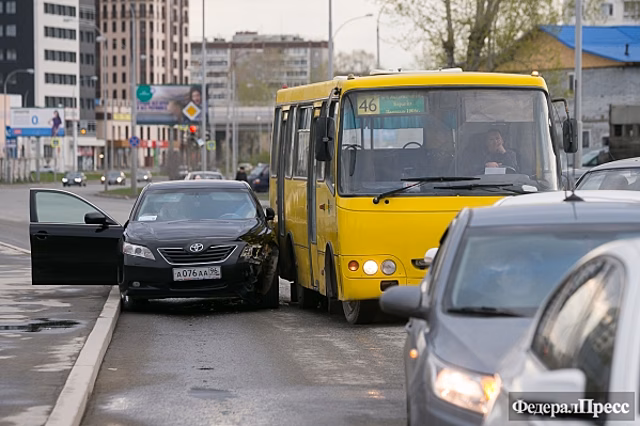 Пять человек пострадали в ДТП со школьным автобусов в Калининградской области