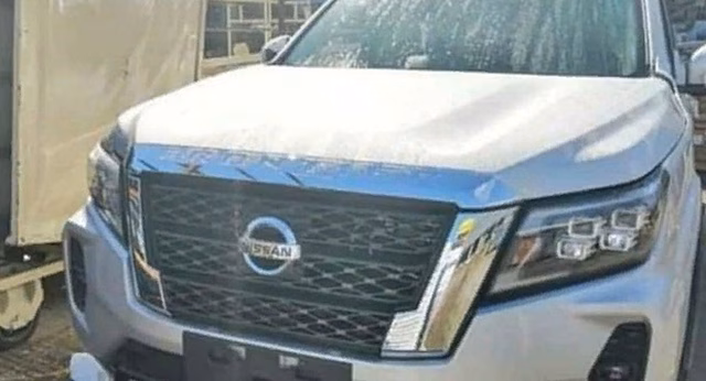 В Сеть попали первые фото обновленного Nissan Navara