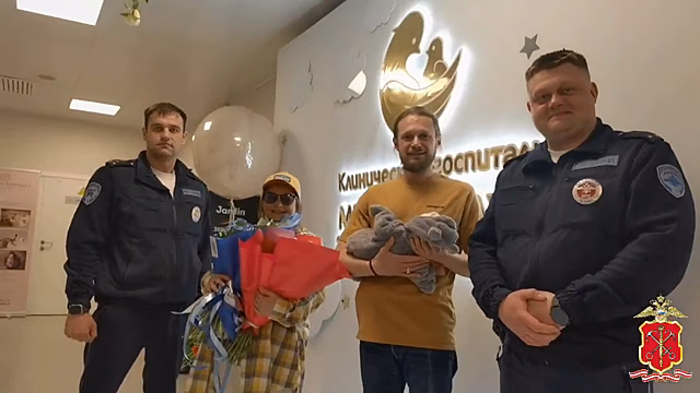 В Петербурге сотрудники Госавтоинспекции оказали помощь женщине, родившей ребёнка в автомобиле