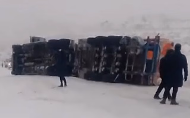Бензовоз перевернулся на трассе в Бурятии