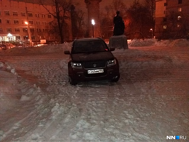 Короли парковки. «Автокараул» у Максима Горького и памятника «Мать и дитя»