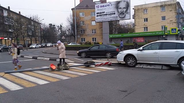 В центре Калининграда автомобиль снёс столб со светофором