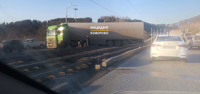 Фура вылетела на рельсы на мосту в Кемерове