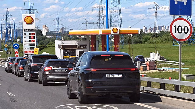Бензин по QR-кодам, АвтоВАЗ против фейков и новый список такси. Главное за неделю