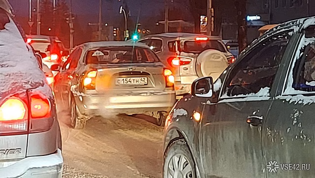 Сломавшаяся по середине Кемерова машина сковала движение