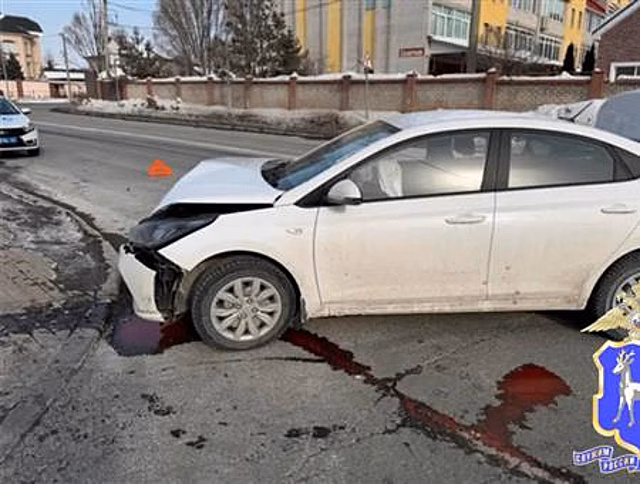 Юная самарчанка за рулем Hyundai Solaris врезалась в световую опору