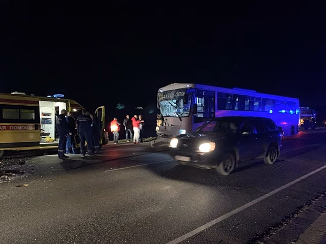 В массовом ДТП с участием пассажирского автобуса в Саратове пострадали 5 человек