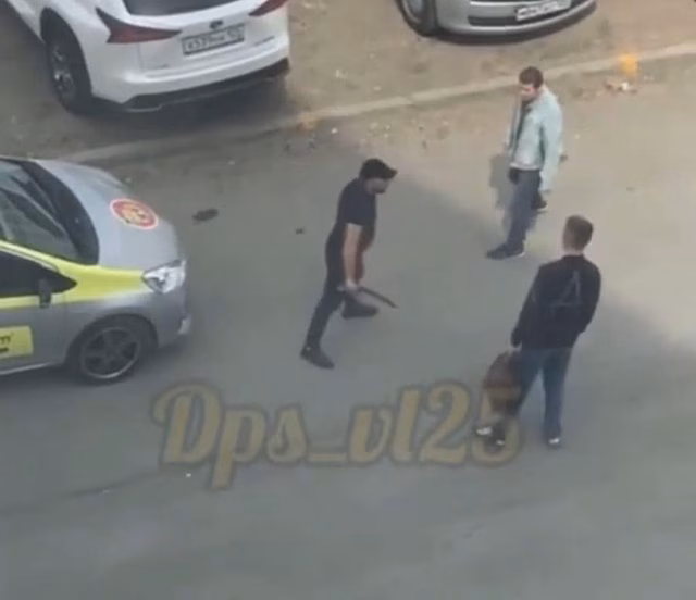 Во Владивостоке два таксиста не поделили дорогу и устроили жесткую драку
