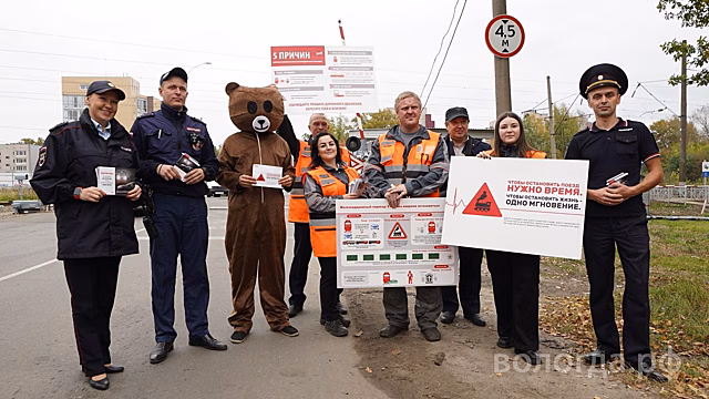 Инспекторы ГИБДД и сотрудники РЖД напомнили автомобилистам о дорожных правилах на железнодорожных переездах