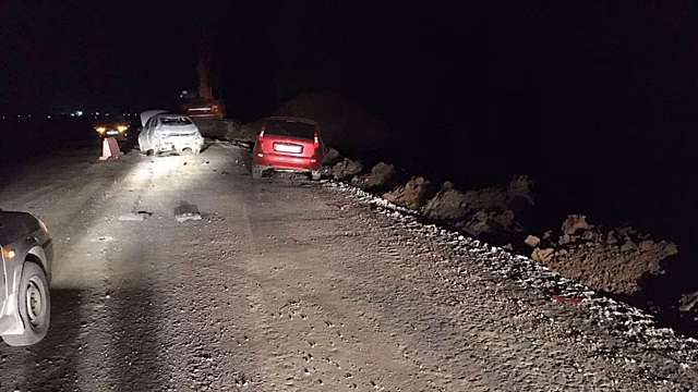 На трассе под Саратовом водитель на «Калине» врезался в припаркованный автомобиль