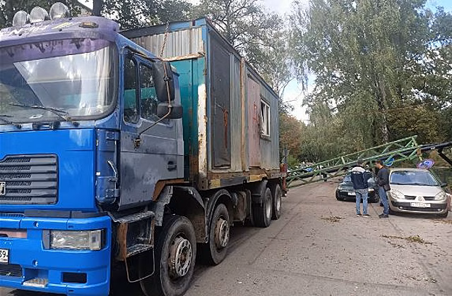 В Калининграде грузовик снес техническую эстакаду