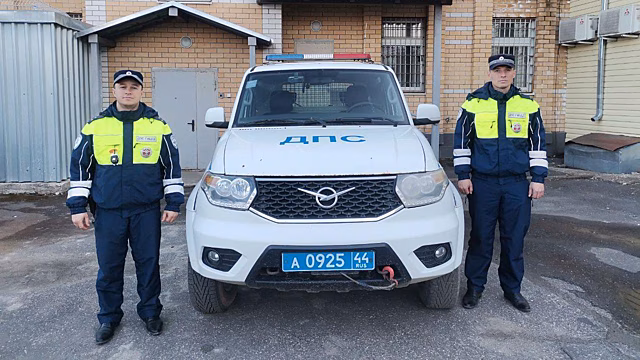 Костромские госавтоинспекторы помогли автоледи, в машине которой сел аккумулятор