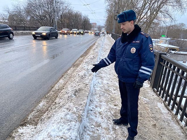 Кировские автоинспекторы обследуют дороги областного центра