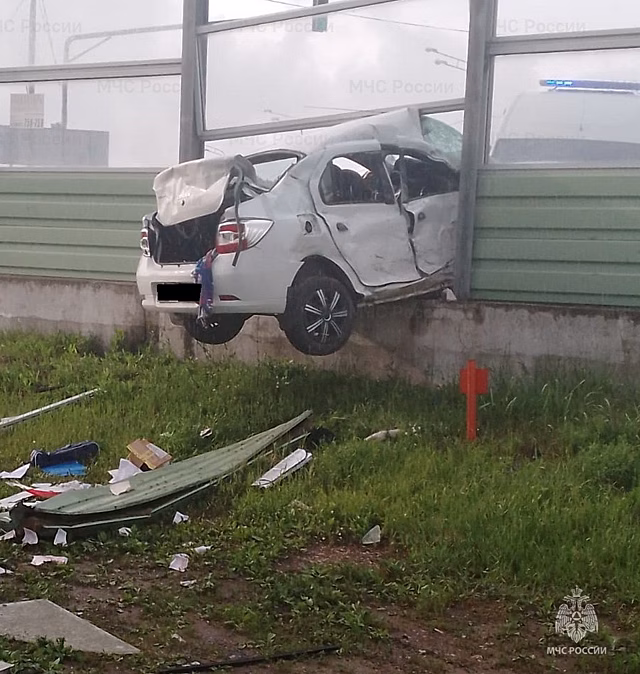 Водитель Renault, повисшего на шумозащитном экране, попала в больницу
