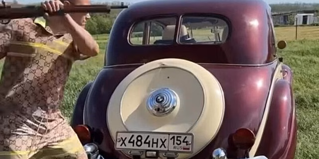 Блогер уничтожил раритетную BMW