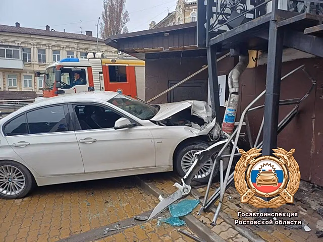 В Ростове водитель BMW врезался в стену дома