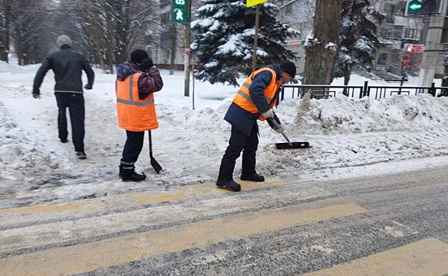 В Курске сегодня улицы от снега очищают 63 рабочих