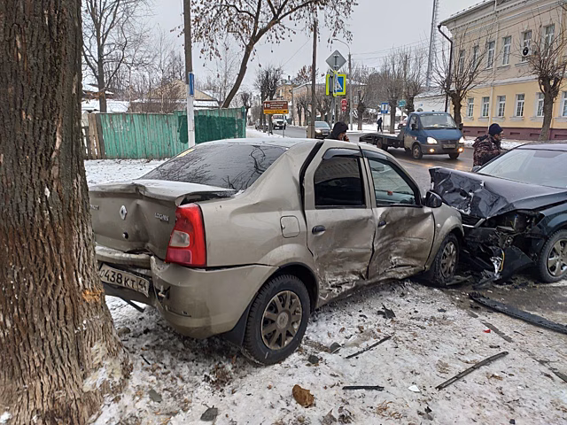 Намотало на знак: страшная авария в Костроме попала на видео