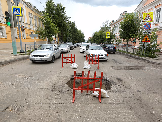 Из-за провала асфальта на улице Володарского в Пензе затруднено движение транспорта