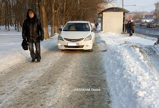 В Пензе автоледи перепутала тротуар с проезжей частью