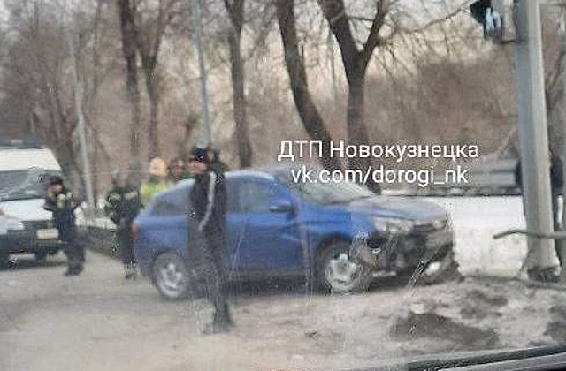 Автомобиль вылетел с дороги на одной из улиц в Новокузнецке