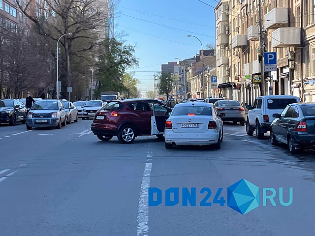 В центре Ростова столкнулись два автомобиля