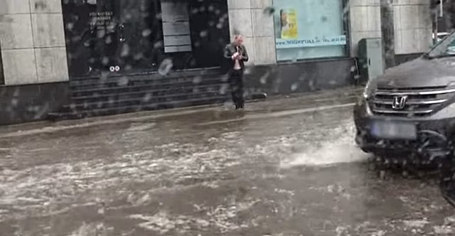 Парень выскочил из машины в жуткий ливень. Его поступок достоин уважения, а причина трогает до слёз