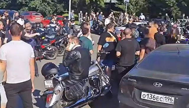 Появилось видео с места сходки сотен байкеров в центре столицы российского региона