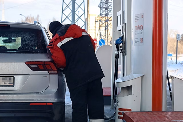 Новогодний сюрприз: в Екатеринбурге взлетели цены на бензин и дизель