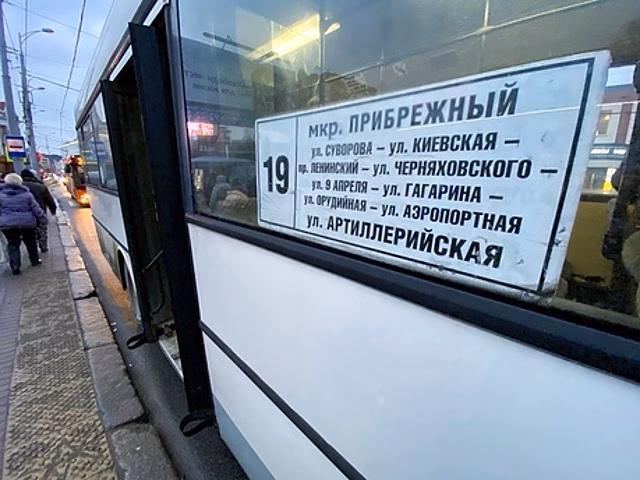 В Прибрежном люди почти два часа простояли на остановке в ожидании автобуса и смогли уехать только на такси