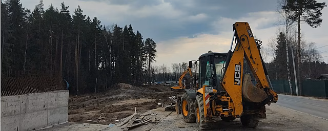 В Аникеевке приступили к обустройству парковки у строящегося путепровода