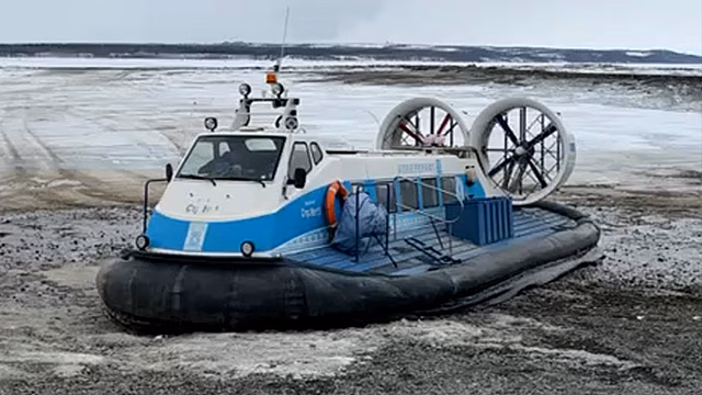 Зимник через Обь закрыт. Теперь на другой берег только на воздушной подушке. ВИДЕО