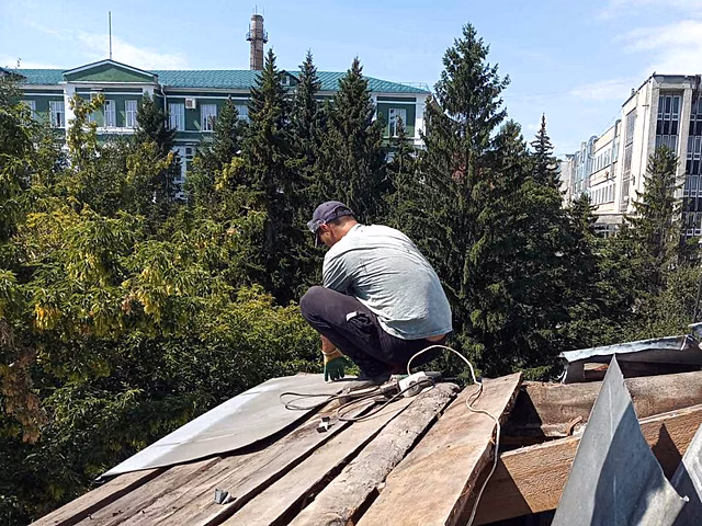 Начаты работы по реконструкции крыши здания архива на улице Володарского в Пензе