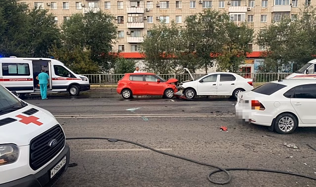 В утреннем тройном ДТП в Волгограде пострадали 5 человек