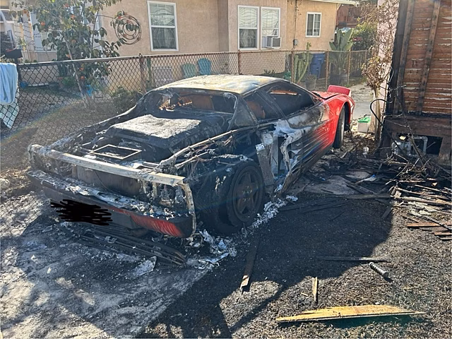 В Калифорнии сгорела Ferrari Testarossa