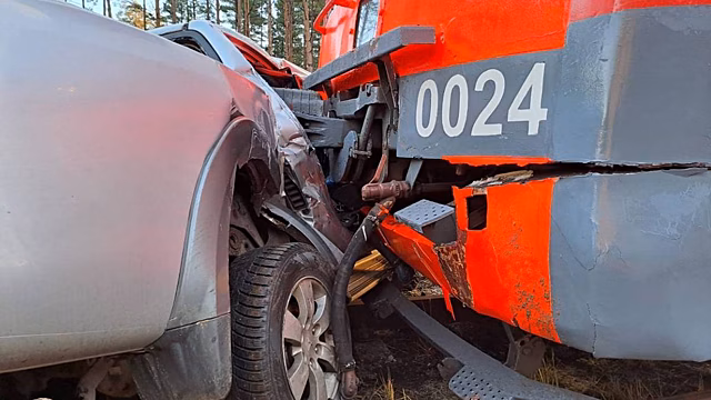 Автомобиль выехал на пути и врезался в рельсовый автобус в подмосковной Шатуре