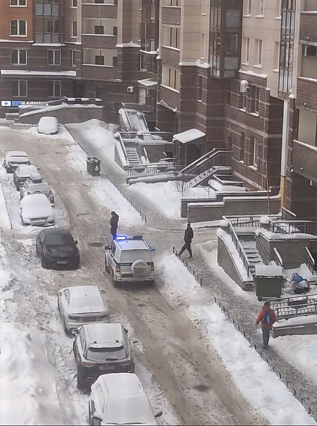 Состояние юной жительницы Петербурга, на которую с 18 этажа высотки упал мужчина, остается тяжелым