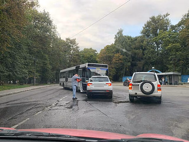 В Калининграде на перекрёстке Киевской и Камской легковушка нос в нос столкнулась с автобусом