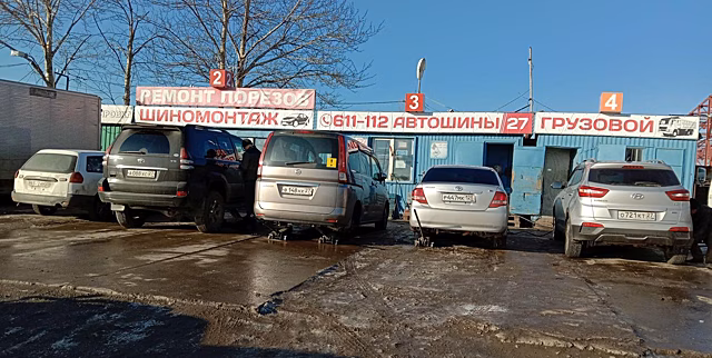 В Хабаровске с приходом снега кинулись менять шины