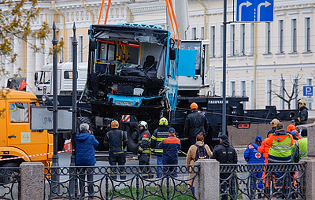 Число погибших из-за падения автобуса в реку в Петербурге увеличилось до семи