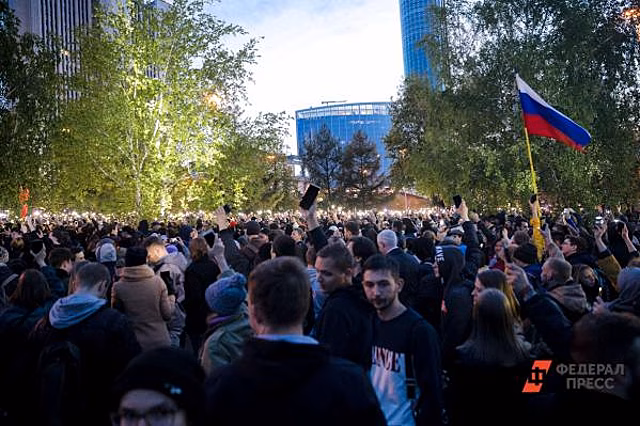 В Екатеринбурге объяснили наличие пустых бутылок в фонтане, о котором говорил Соловьев