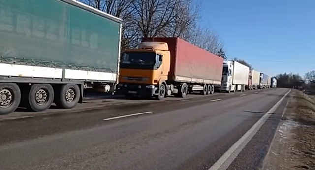 Калининградские дальнобойщики выстроились в очередь на въезд в регион