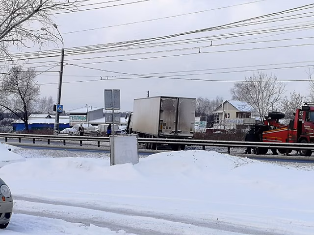 Грузовик снес остановку в Нижнем Новгороде