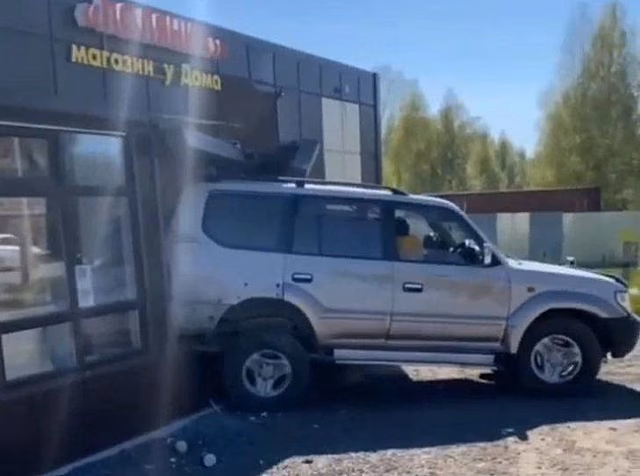 Пьяная дама на Land Cruiser проломила стену магазина в Ложке