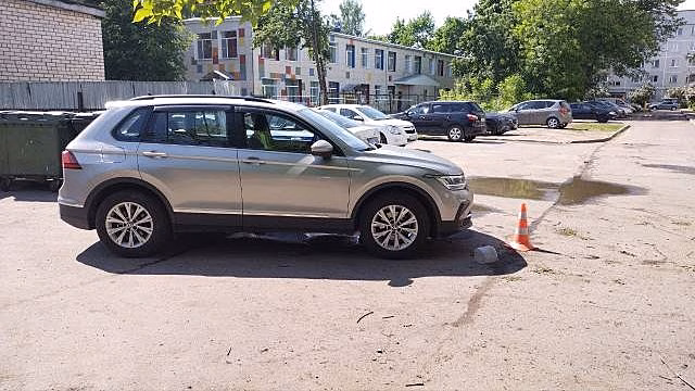 Пенсионерка попала под колеса автомобиля на парковке в Вологде