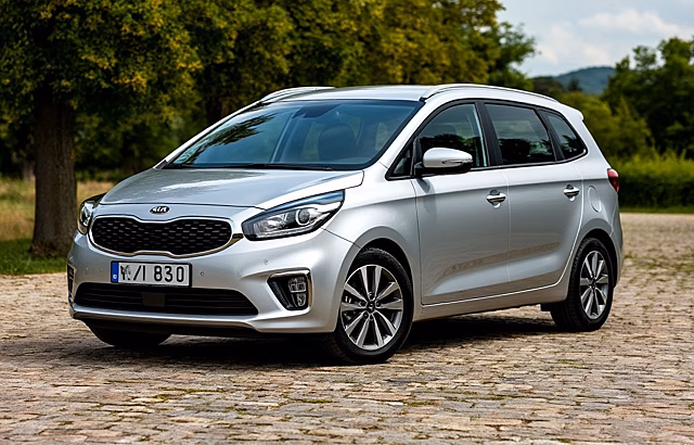 Самый доступный 7-местный вэн: Kia Carens из Индии начали завозить в РФ от 2,36 млн рублей