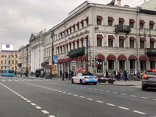 Любимое парковочное место Михаила Боярского занял повар на неоновом BMW
