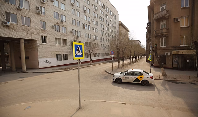 Волгоградские таксисты бесплатно отвозят врачей к пациентам