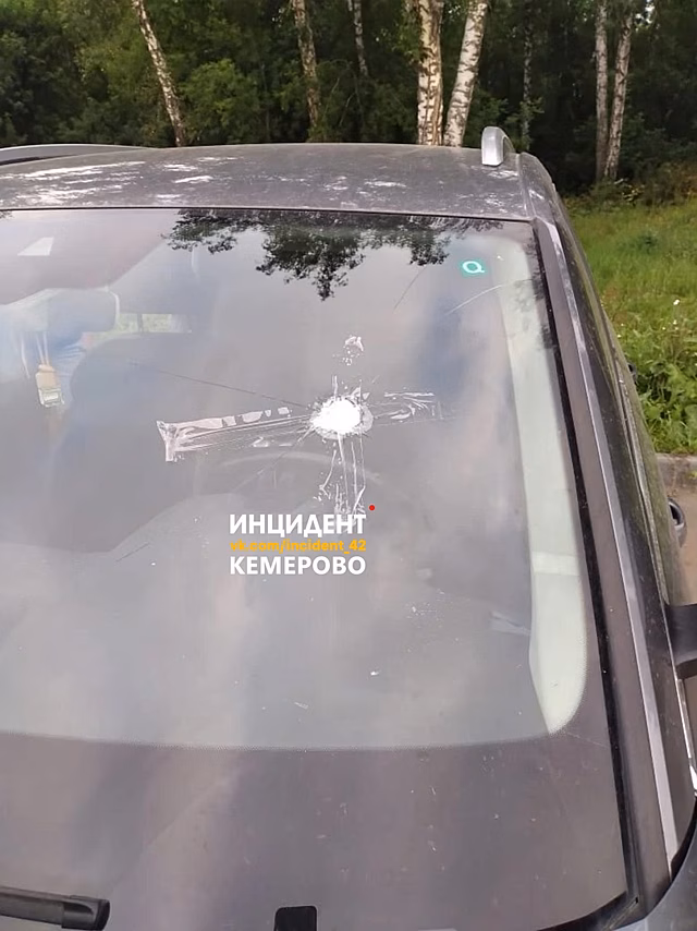 "Покушение на жизнь": неизвестные выстрелили в лобовое стекло автомобиля кемеровчанина